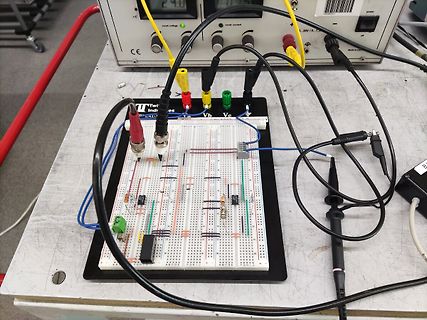 Aufbau auf einem Breadboard mit Labornetzteil