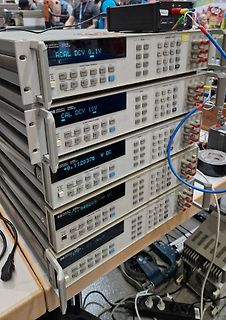 Stapel von Hewlett Packard Multimetern
