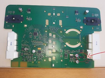 Foto einer grünen Leiterplatte mit elektronischen Bauteilen