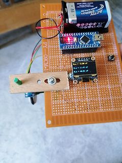 Elektronik-Aufbau mit Mikrocontroller, Display und Batterie auf Lochrasterplatine