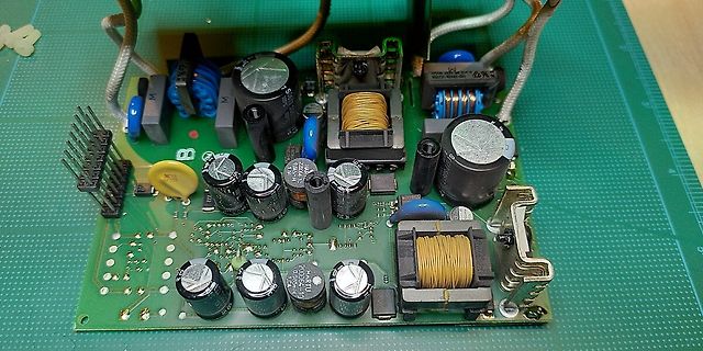 Leiterplatte eines Schaltnetzteils mit Elektrolytkondensatoren und Transformatoren