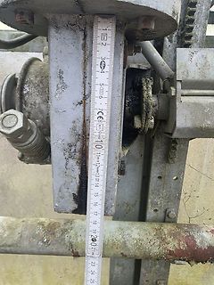 Maßband an einer Metallkonstruktion