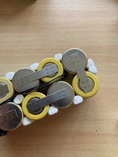 Batteriepack aus Rundzellen mit Metallstreifen