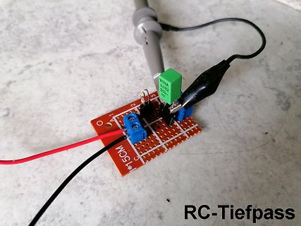 RC-Tiefpass auf Lochrasterplatine mit Messspitzen