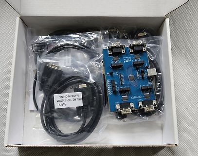 USB-zu-Seriell-Adapter in Verpackung mit Kabeln
