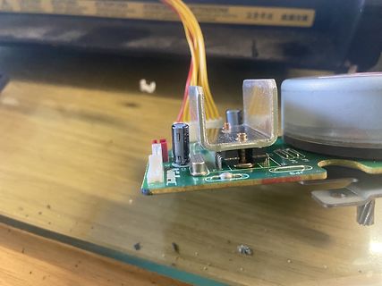 Leiterplatte mit Bauteilen und Kabeln auf Holztisch