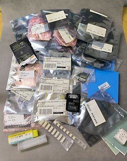 Verschiedene Elektronikbauteile in Plastikbeuteln