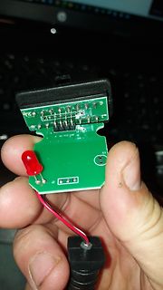 Grüne Leiterplatte mit roter LED und Anschlussstecker