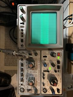 Hameg HM605 Oszilloskop mit Rechtecksignal