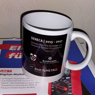 Tasse mit SENECA Aufdruck und UNI-T Multimeter