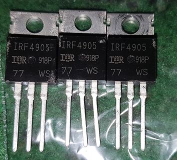 Drei IRF4905 Leistungstransistoren