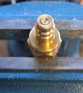 Messstift oder goldfarbenes Bauteil