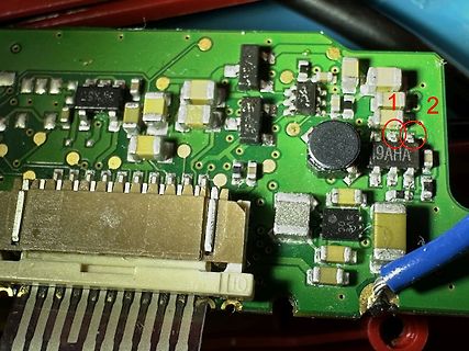 Nahaufnahme einer Leiterplatte mit elektronischen Bauteilen