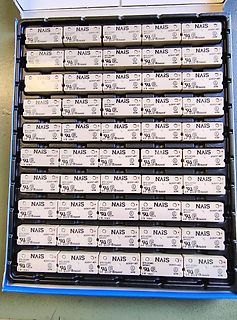Reihe von NAIS Bauteilen in einer Box