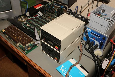 Alte Computerhardware, Apple Macintosh II, Leiterplatten und Labornetzteil