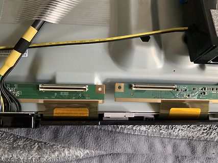 Leiterplatten mit Flachbandkabeln in einem Gehäuse