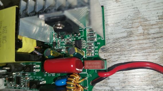 Innenansicht eines Schaltnetzteils mit Leiterplatte und Bauteilen