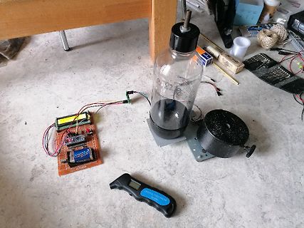 Elektronischer Aufbau mit Flasche und Motor