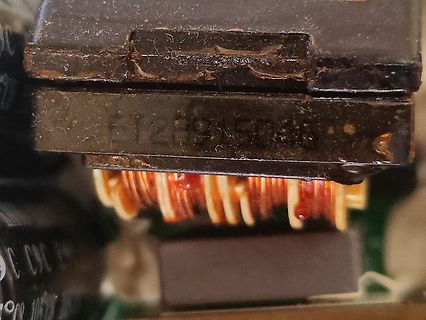 Nahaufnahme eines Bauteils mit Kupferwicklung