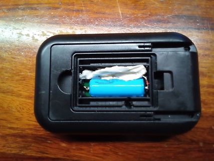 Batteriefach eines elektronischen Geräts mit blauer Batterie