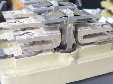 Nahaufnahme von elektrischen Klemmen oder Kontakten