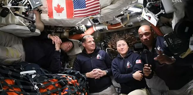 Astronauten in der ISS mit Flaggen
