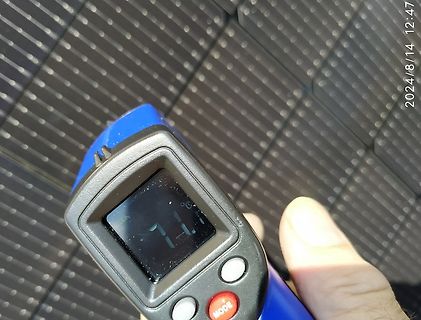 Handheld-Thermometer mit Display vor Solarzellen