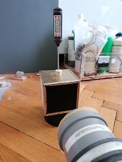Messaufbau mit Digitalthermometer auf einer Box
