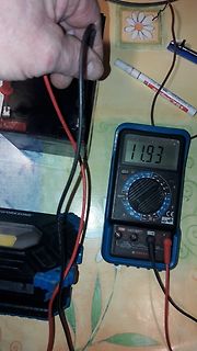 Multimeter misst Spannung einer Batterie