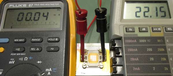 Zwei Multimeter messen eine LED