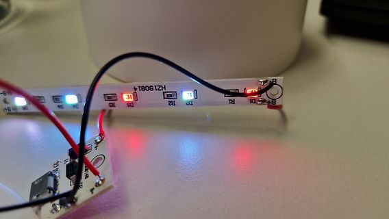 Leuchtende LED-Streifen auf Leiterplatte mit Verkabelung