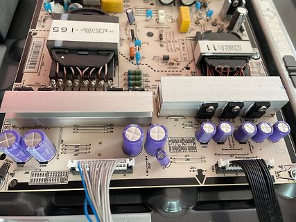 Leiterplatte eines Schaltnetzteils mit Transistoren und Spulen