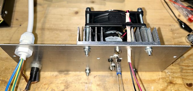 Elektronischer Aufbau mit Kühlkörper und Lüfter auf Holzuntergrund
