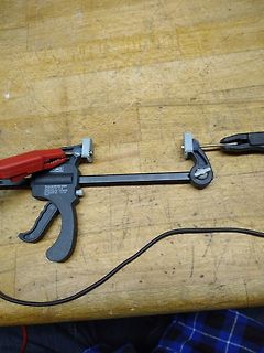 Schraubzwinge auf Holztisch