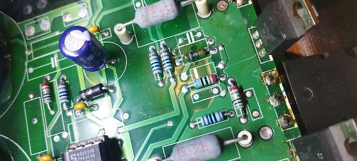 Nahaufnahme einer Leiterplatte mit elektronischen Bauteilen