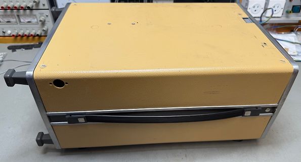 Behälter eines elektronischen Geräts oder Netzteils