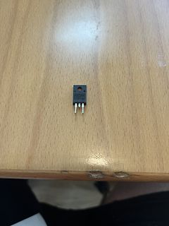 Elektronikbauteil auf Holztisch
