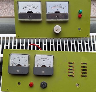 Zwei analoge Messinstrumente auf grünen Frontplatten