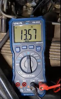 Digitalmultimeter zeigt Messwert 13.57 Hz