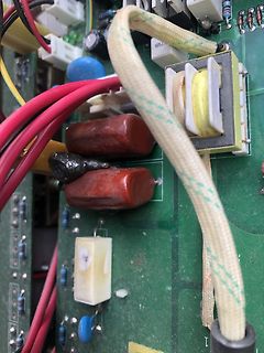 Nahaufnahme einer Leiterplatte mit elektronischen Bauteilen