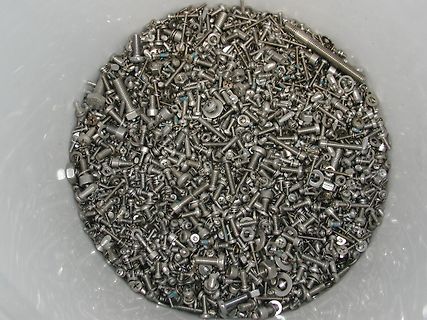 Haufen kleiner Metallschrauben und Muttern
