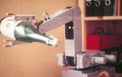 Roboterarm hält eine Glasflasche