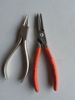 Zwei Zangen, eine davon Knipex