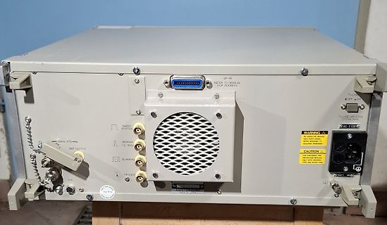 Rückseite eines Anritsu Signalgenerators