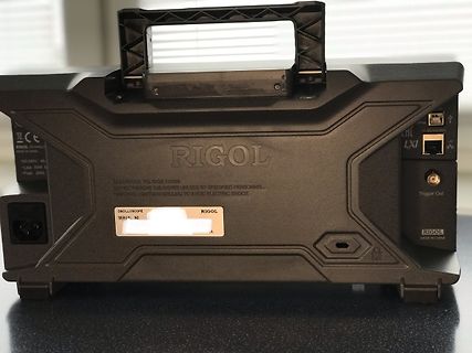 Rückseite eines Rigol Oszilloskops