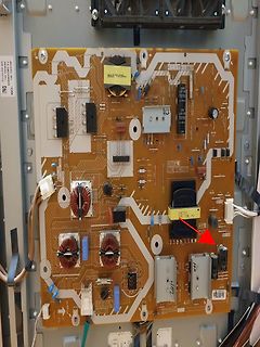 Leiterplatte eines Netzteils mit Warnhinweisen