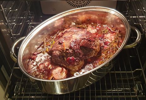 Schmorbraten in einem Bräter im Ofen