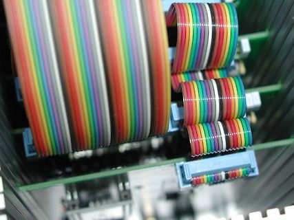 Bunte Flachbandkabel an Steckern