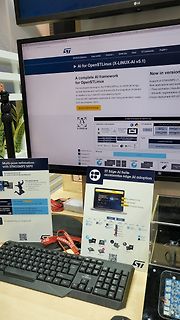 Monitor mit STMicroelectronics Software-Präsentation und Tastatur