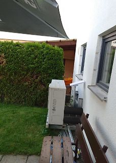 Außeneinheit einer Wärmepumpe oder Klimaanlage im Garten